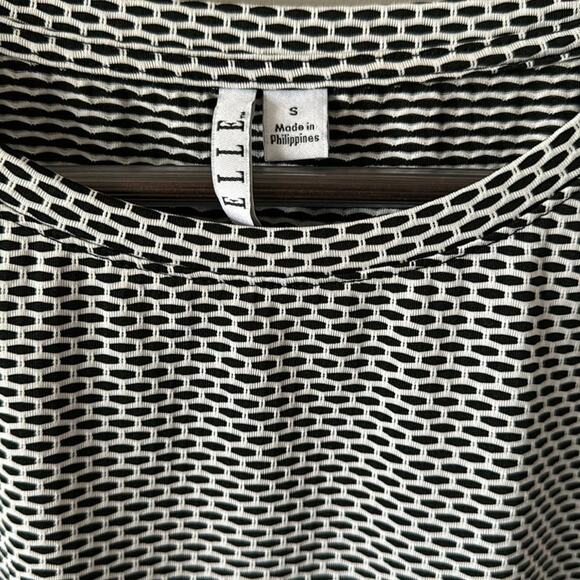 ELLE TEXTURED PRINT SHORT SLEEVE TOP BLACK AND WHITE SIZE SMALL - Picture 3 of 5